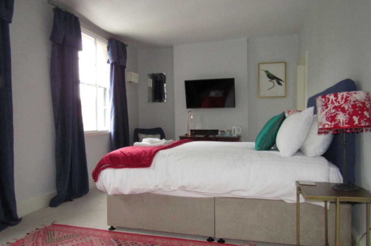 The Old Vicarage Hotel & Restaurant Bridgwater Exterior foto A bedroom at The Swan